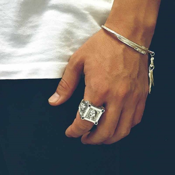 Ý nghĩa việc đeo nhẫn bạc dành cho nam trên từng vị trí ngón tay 2
